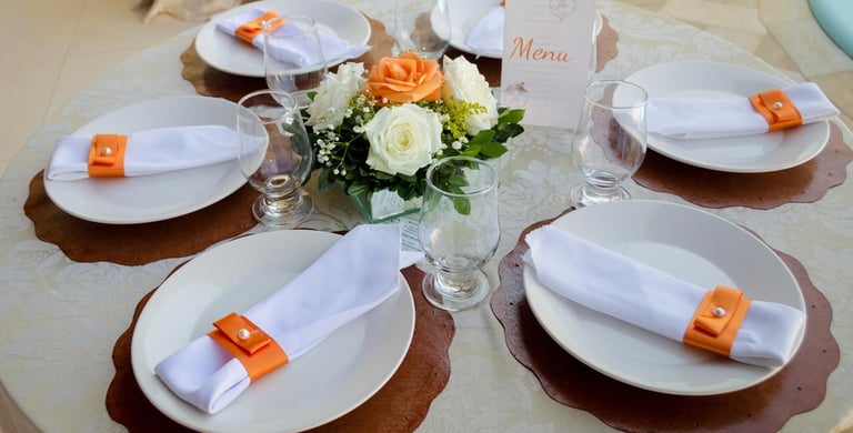 "Decoração de mesa com guardanapos e arranjo de flores"