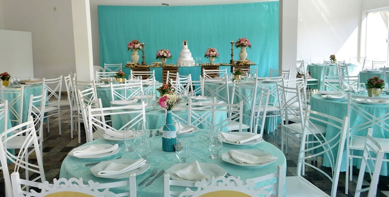 "Decoração de salão de casamento na cor azul"