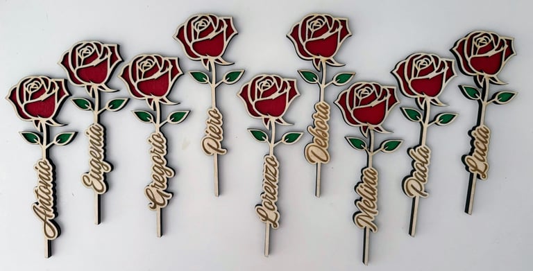 Rose in legno, taglio e incisione personalizzata