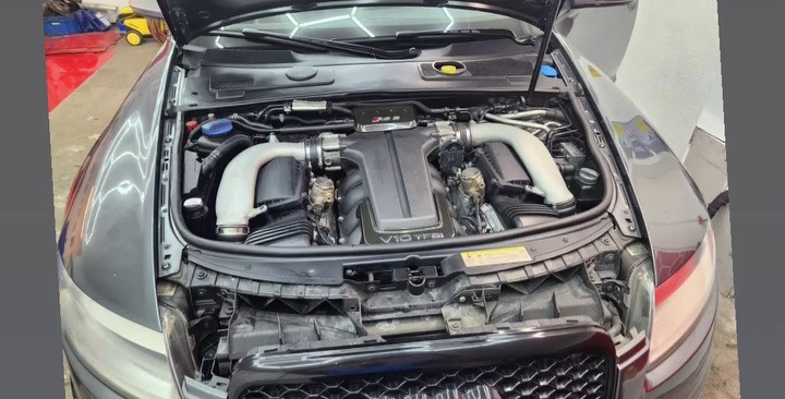 „Motorraum mit geöffneter Motorhaube – Diagnose und Reparatur in Gauting, Deutschland“