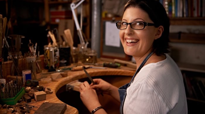 Trabajando con herramientas profesionales para el diseño de joyería hecha a mano.