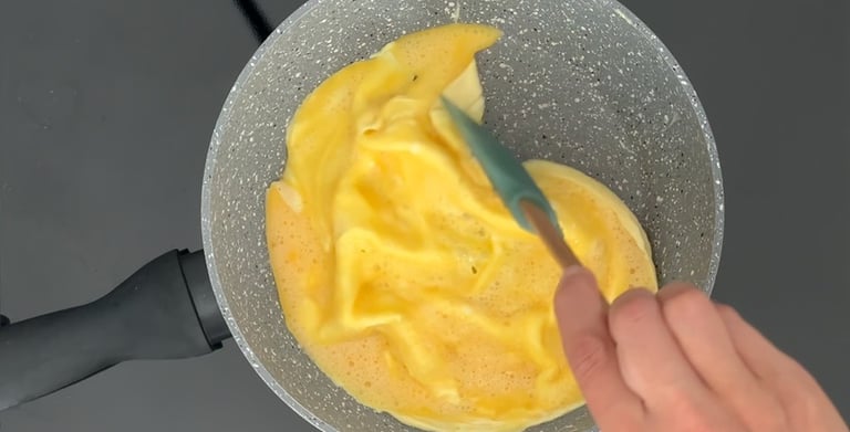 Prepare the omelette form