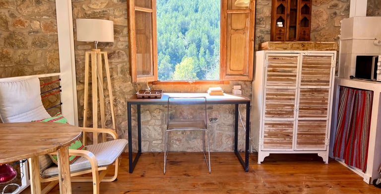 Escritorio junto a la ventana con vistas a la montaña en La Calma, casa rural en Fuentes de Ayódar