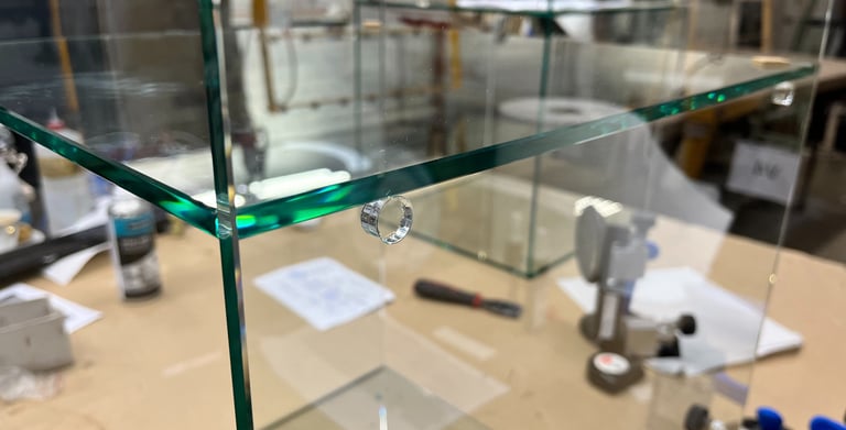 Stikliniu vitrinu klijavimas