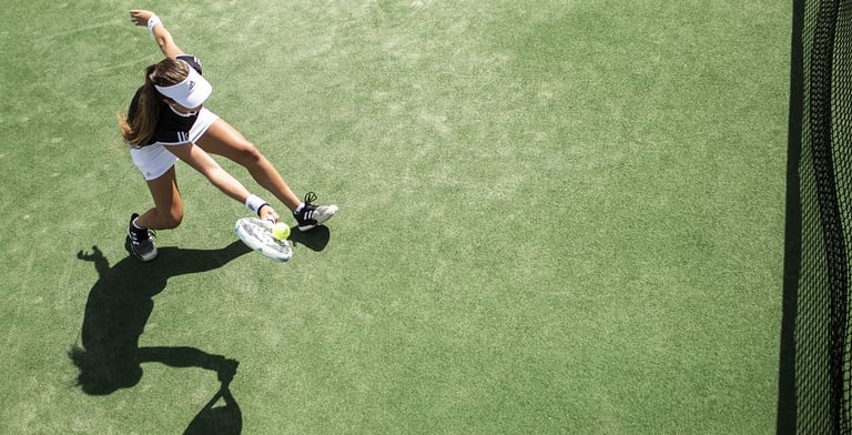 Joueuse de tennis qui tape une balle vue de haut