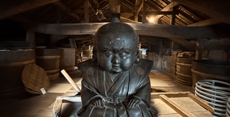 Expert analysant l’authenticité d’une pièce japonaise