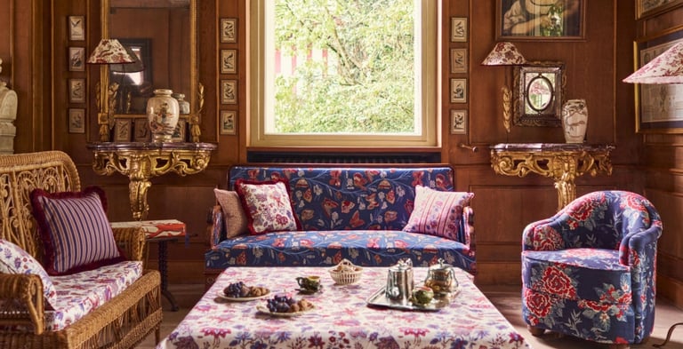 Un salon richement décoré avec des meubles sophistiqués et une fenêtre apportant de la clarté