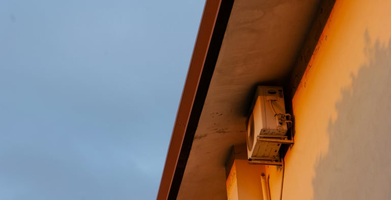 Entretien préventif saisonnier d'une climatisation extérieure pour une performance durable