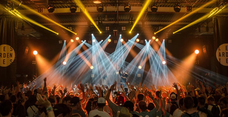 Noleggio e allestimento impianti audio e luci professionali a Como per eventi, feste e DJ set – Lariolux Service