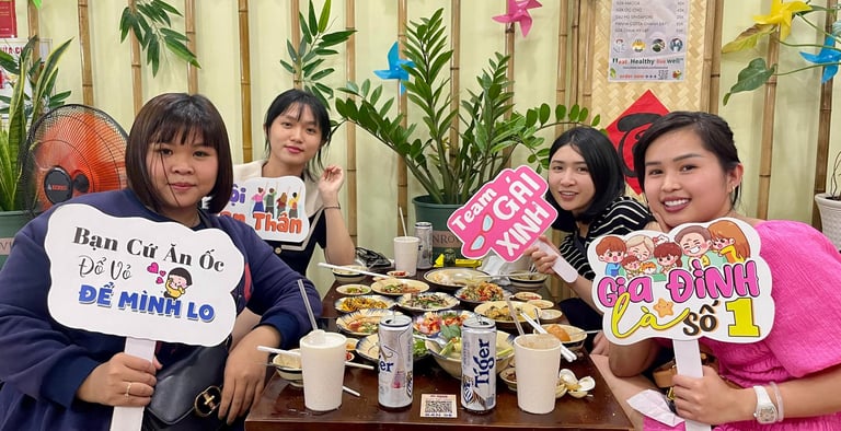 Khách dễ thương tại Ốc Dì Toàn nè