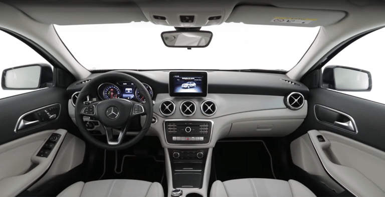 painel frontal do interior da mercedes benz GLA200