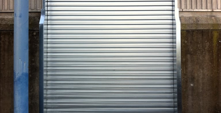 Rideau métallique à lames pleines.
