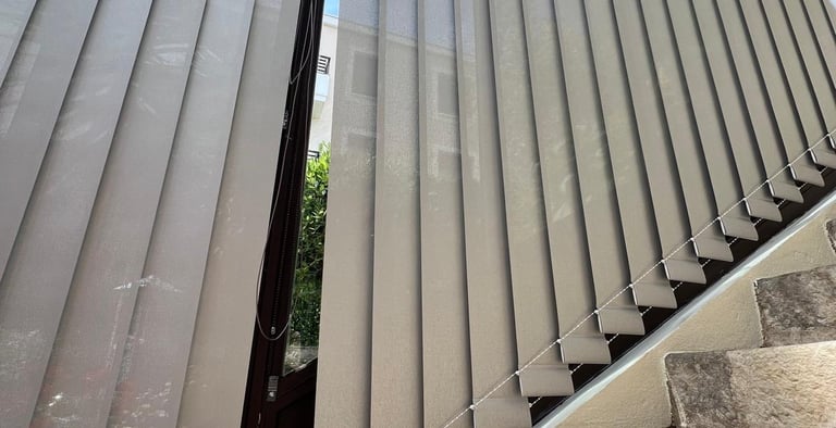 Store californien à bandes verticales.