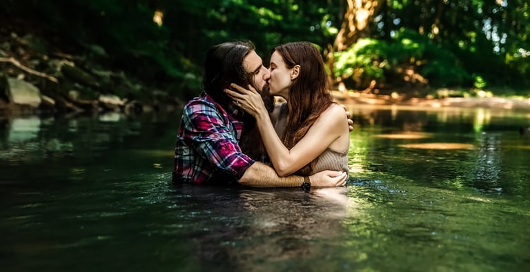 Lancaster PA couples photographer. Photo of couple kissing in creek