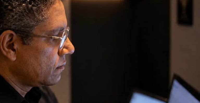 Foto do Psicólogo Allan Moraes se preparando para atendimento online