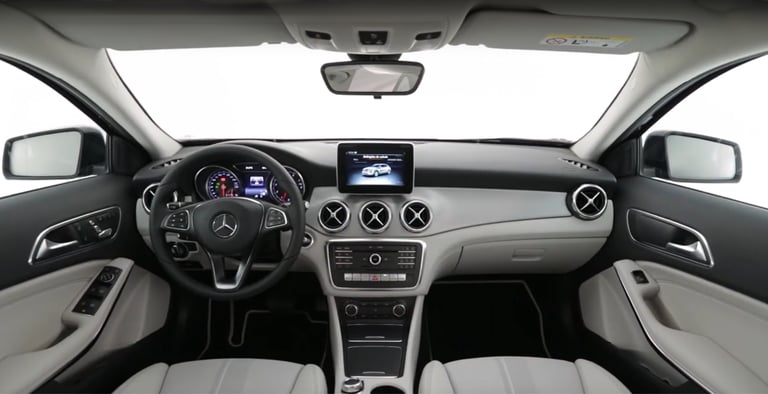 painel frontal do interior da mercedes benz GLA200