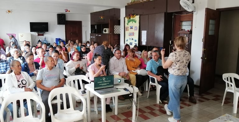 Personas participando de un seminario