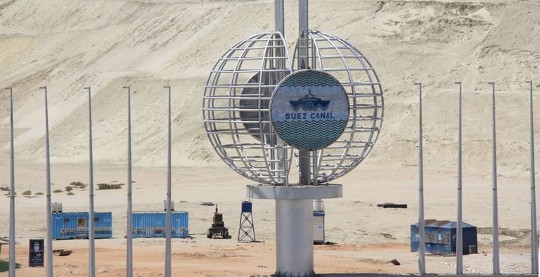 Navio passando pelo Marco do Canal de Suez no Egito