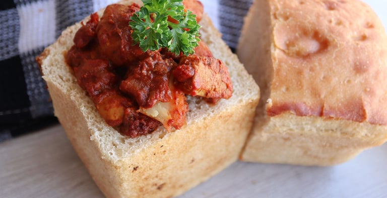 Prato de Bunny Chow tradicional em Cape Town, África do Sul.