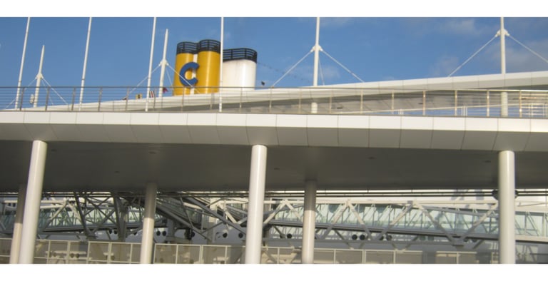 Navio da Costa Cruzeiros atracado no Porto de Barcelona