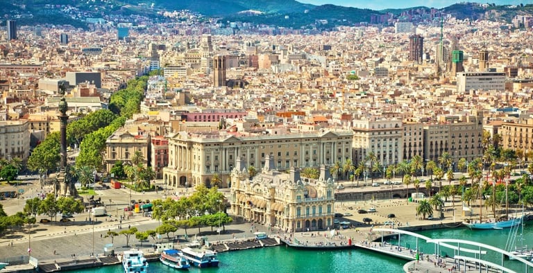 Vista aérea do mar em direção à cidade de Barcelona