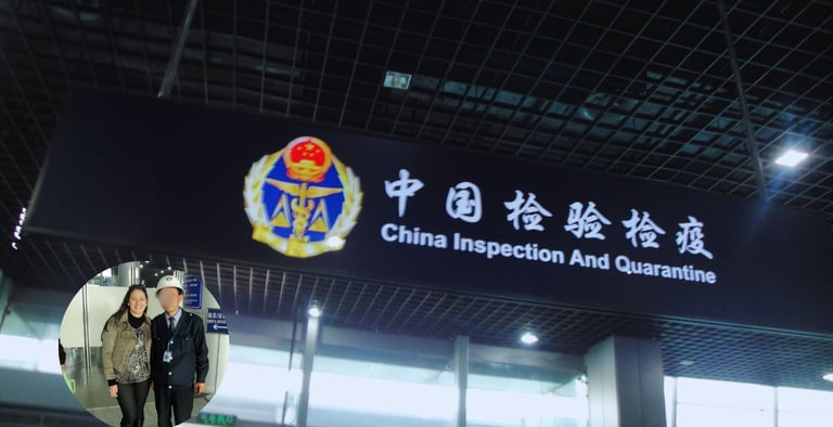 Autora na fila da imigração em Xangai, China, com sinalização bilíngue ao fundo.