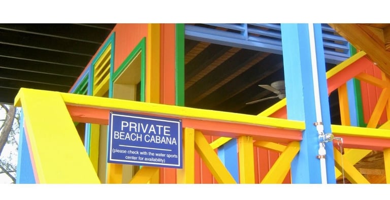 Placas em cabanas de luxo em Half Moon Cay indicando necessidade de reserva.