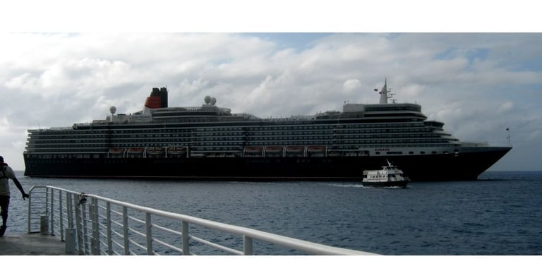 Vista do navio no pier em Half Moon Cay pronto para zarpar no fim do dia.