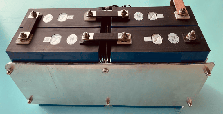 Vu intérieur des batteries lithium prismatique LFP Electroboat, mise en évidence de la compression e