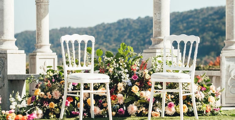 autel fleuri pour mariage en extérieur