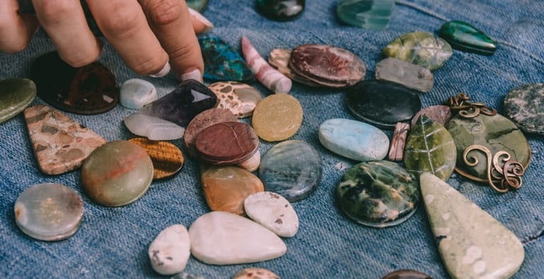 Piedras presiosasn de diferentes tamanos sobre una mesa