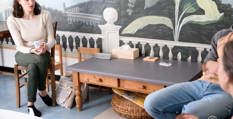 Audrey en intervention lors d'un atelier collectif avec des parents