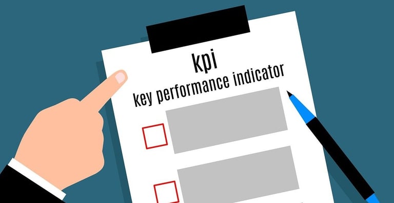 Führungskraft überprüft KPIs zur Messung der Erfolge aus Achtsamkeitstraining.