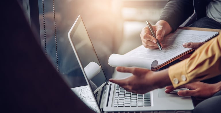 equipe contábil analisando dados financeiros