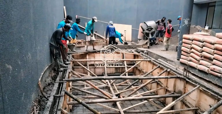 Proses pengecoran struktur kolam renang dengan beton berkualitas oleh dayanapool.