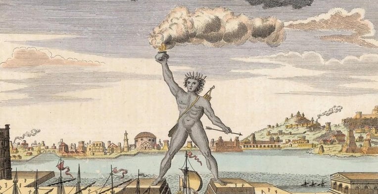 Ilustração do Colosso de Rodes sobre a entrada do porto, com navios passando sob suas pernas.