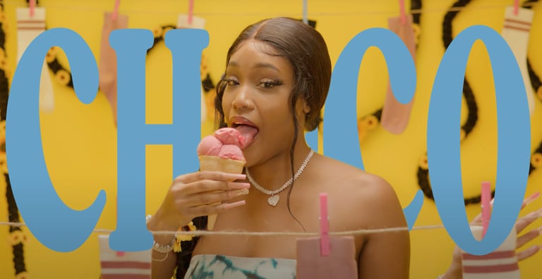 tournage en studio fond jaune avec décors en arrière plan et une femme entrain de lécher une glace