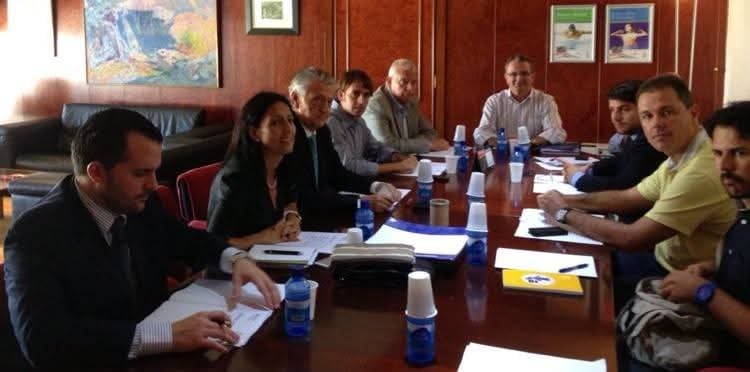 miembros federación hotelera reunidos alrededor de mesa