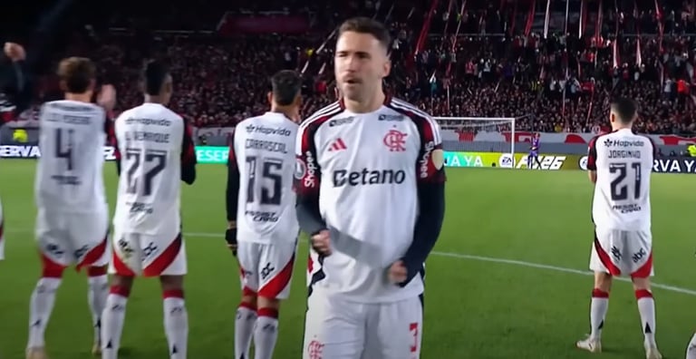 Léo Ortiz comemora pênalti convertido pelo Flamengo contra Estudiantes.
