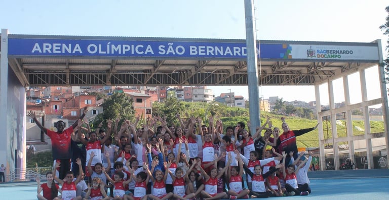 Grupo de crianças do projeto de atletismo de São Bernardo do Campo pela ASA São Bernardo