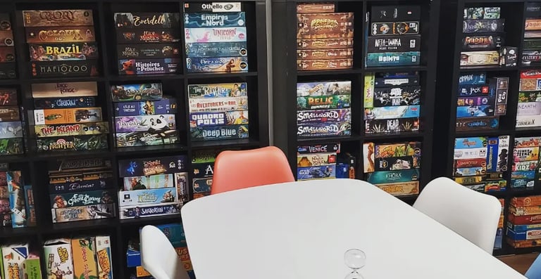 Armoires et rangements remplis de boîtes de jeux de société pour un cadre professionnel ou privé