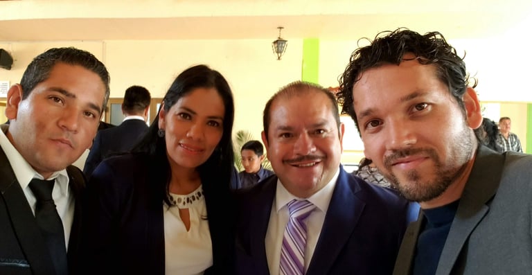 Joan Méndez y tres personas en una presentación de proyectos de negocios