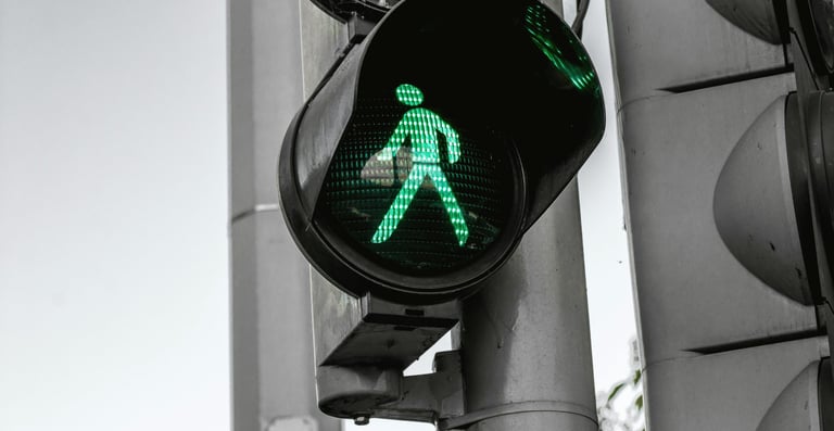 Groen lopend verkeerslichtmannetje als symbool voor gezonde signalen en beweging vooruit.