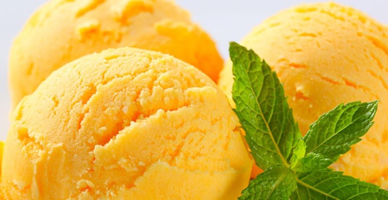 Sorvete de manga com whey protein servido em taça, sobremesa fit e saudável