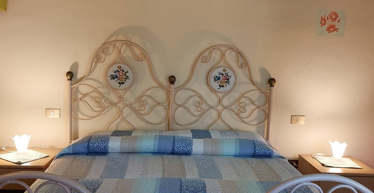 Alloggio agriturismo Olbia camera arancio arredamento tipico sardo.