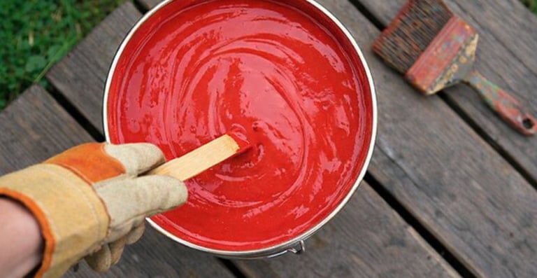 Préparation peinture suédoise avant application sur bois extérieur