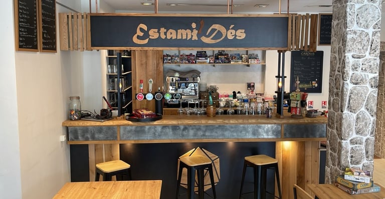 Bar de l''Estami'Dés en bois et chaises hautes de comptoir