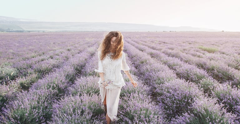 pessoa caminhando - equilibrio fisico e mental