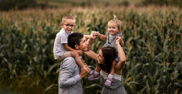 Rodzinny spacer w świetle zachodzącego słońca sesja Andrychów.