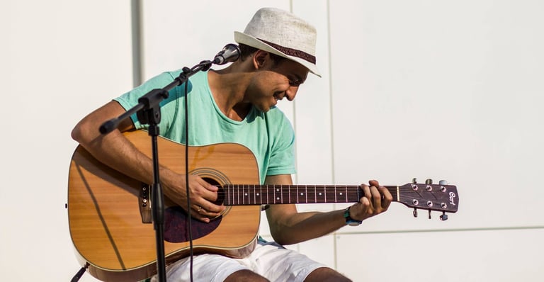 Riccardo Rigamonti tocando la guitarra en su concierto con Loop Station